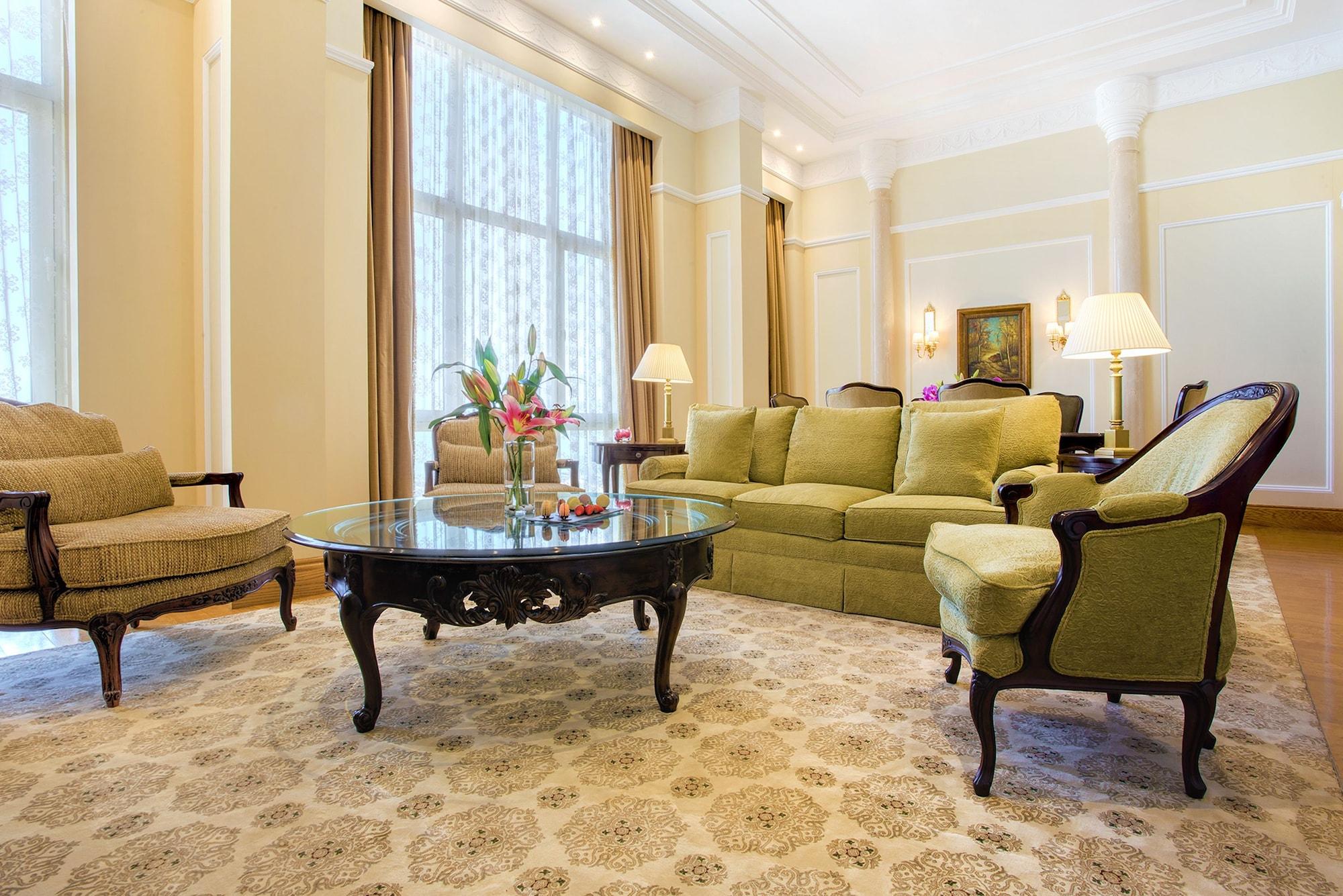The Regency Hotel Kuwait Kuwait City Exterior foto A living room in a hotel suite