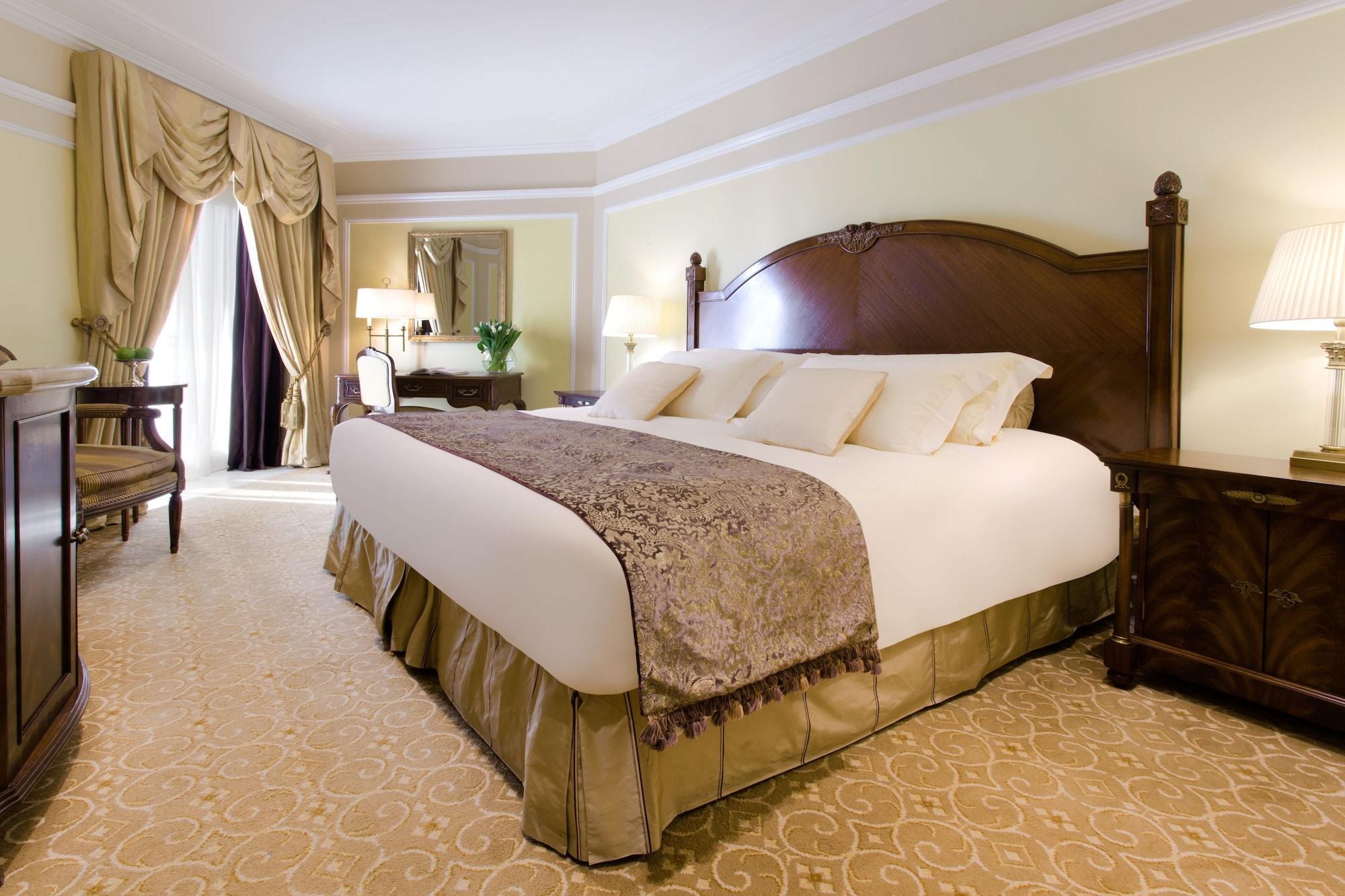The Regency Hotel Kuwait Kuwait City Exterior foto A guest room at the Four Seasons Hotel