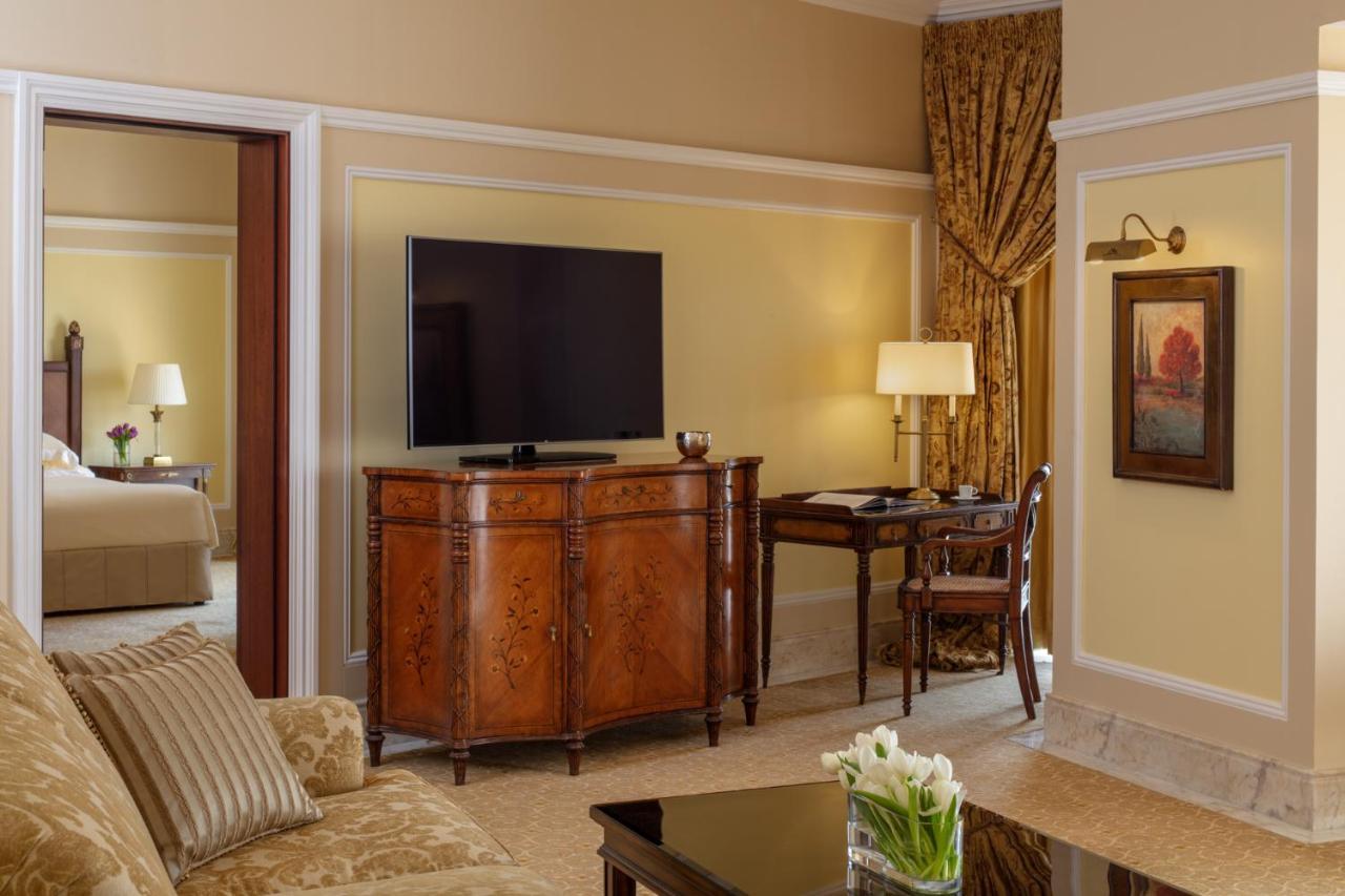 The Regency Hotel Kuwait Kuwait City Exterior foto A suite at the Ritz-Carlton, Boston