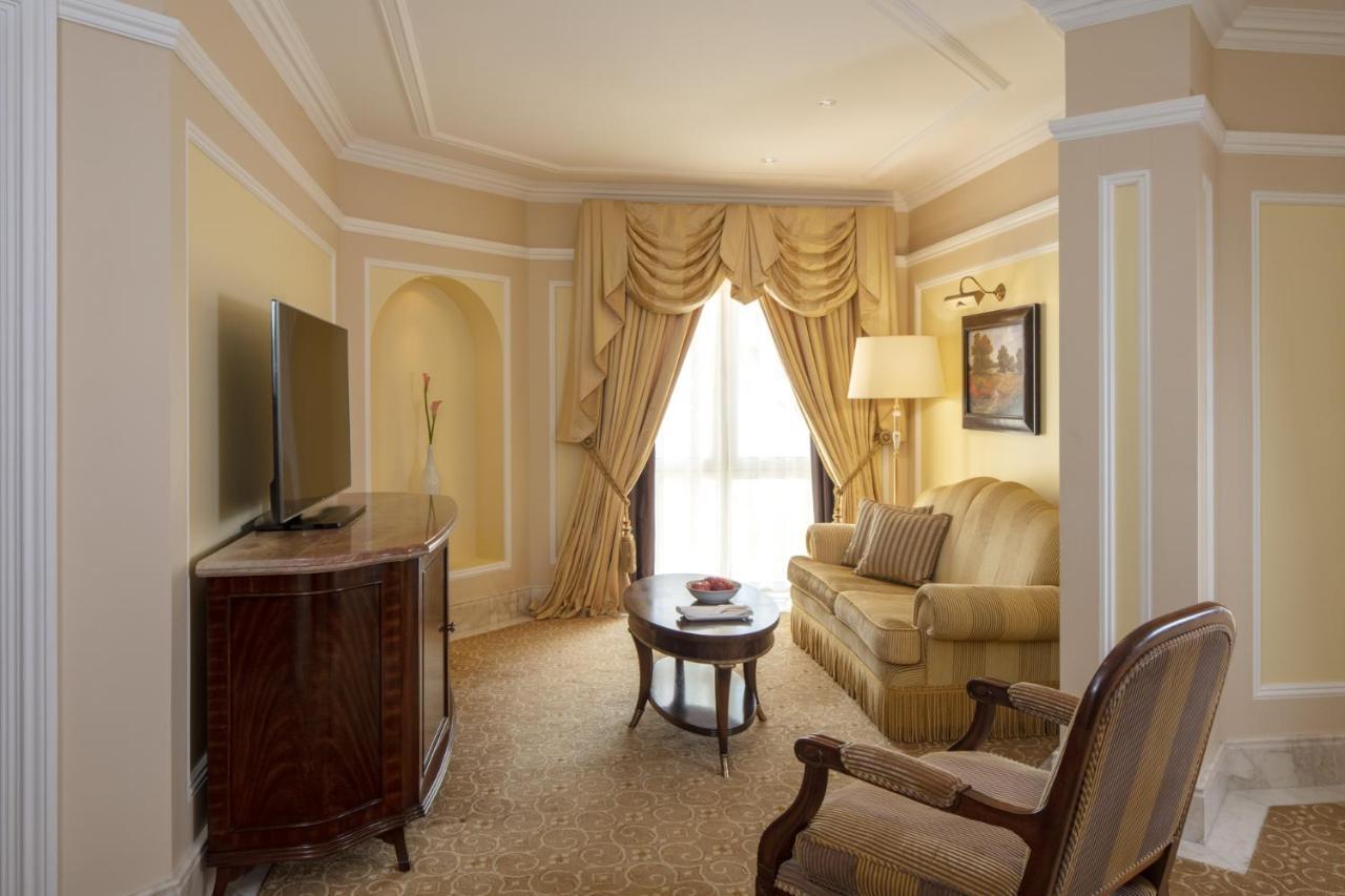 The Regency Hotel Kuwait Kuwait City Exterior foto A living room at the Ritz-Carlton, Tarrant County