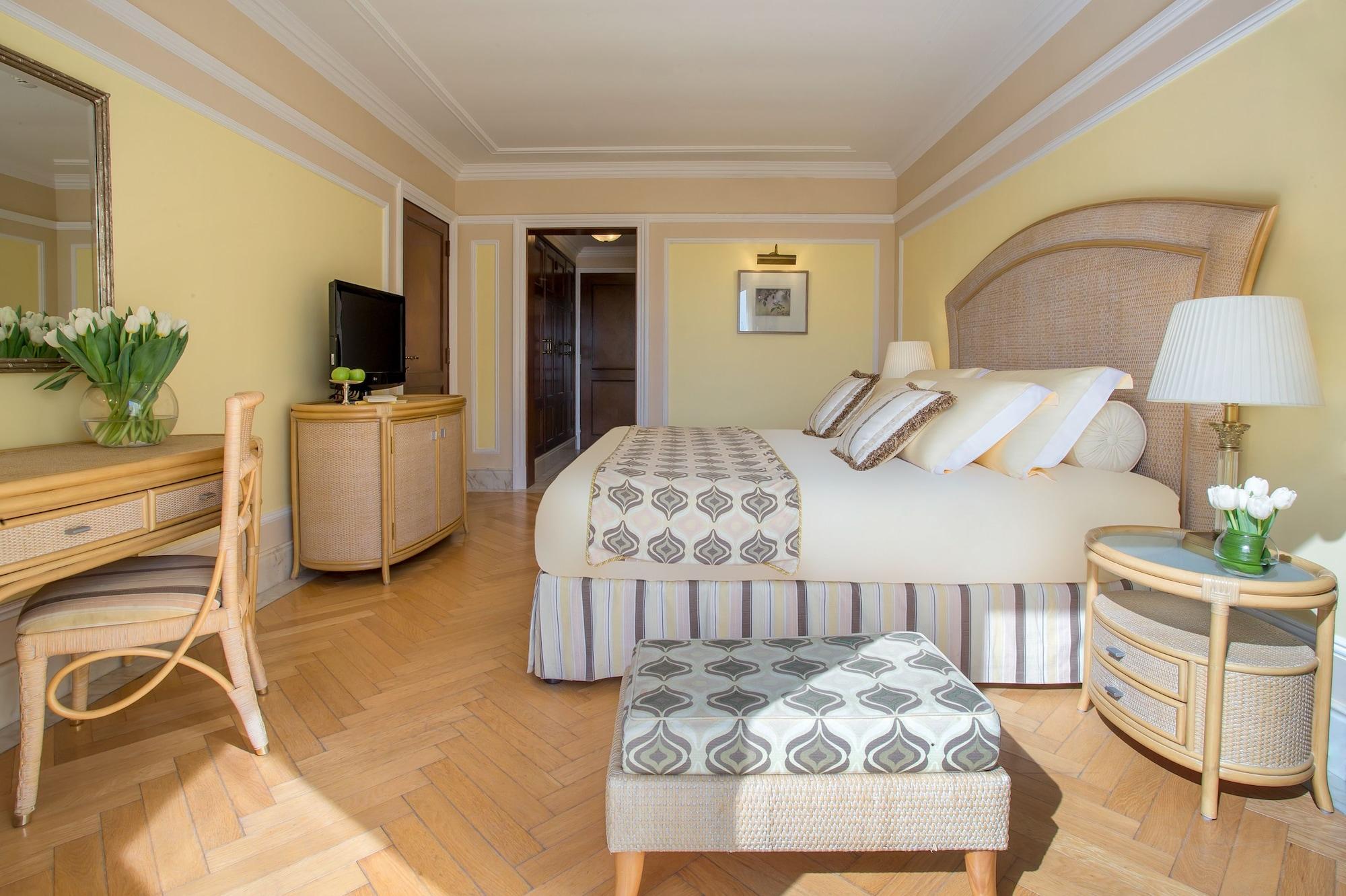 The Regency Hotel Kuwait Kuwait City Exterior foto A room at the hotel