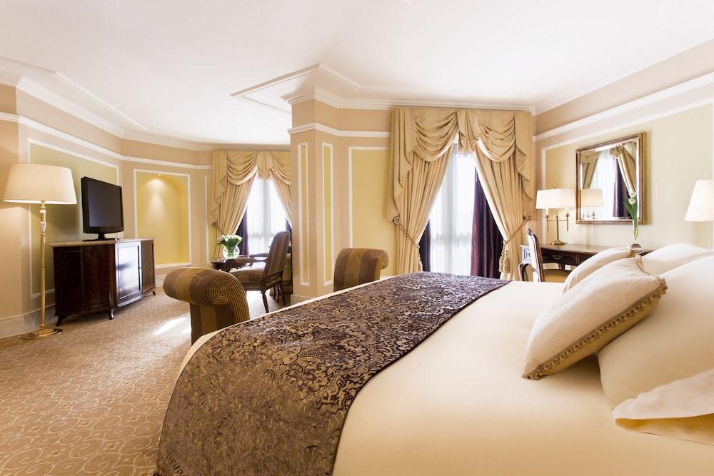 The Regency Hotel Kuwait Kuwait City Exterior foto A suite at the Four Seasons Hotel, London