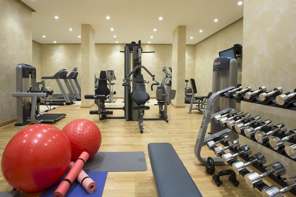 The Regency Hotel Kuwait Kuwait City Exterior foto A gym at a hotel