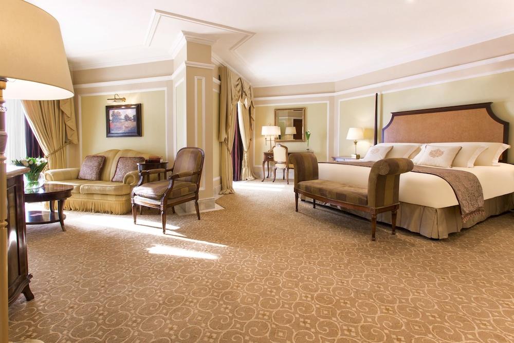 The Regency Hotel Kuwait Kuwait City Exterior foto A suite at the Waldorf Astoria New York