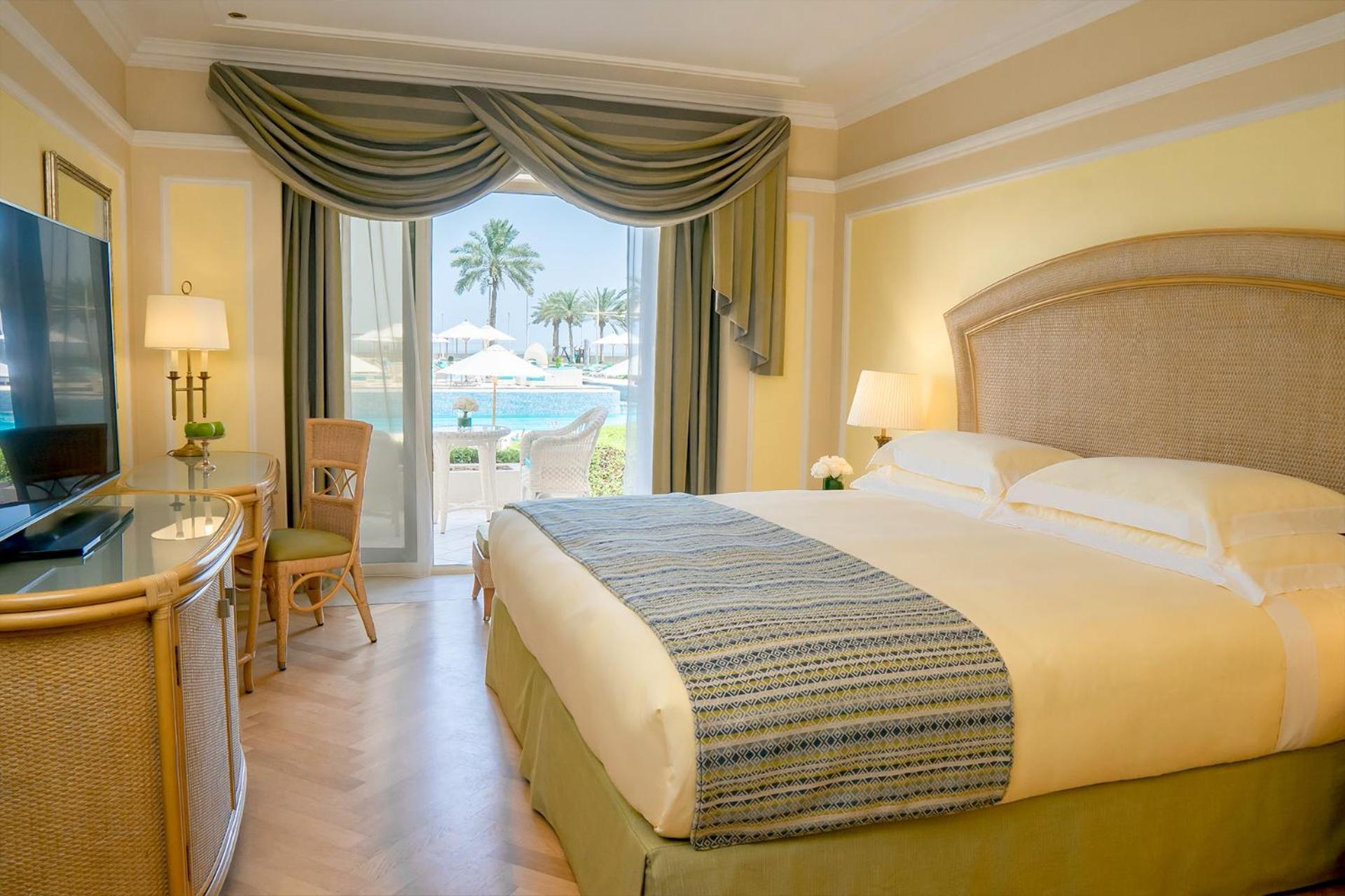 The Regency Hotel Kuwait Kuwait City Exterior foto A room at the Hilton Sharm El Sheikh Resort