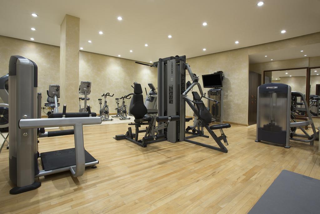 The Regency Hotel Kuwait Kuwait City Exterior foto The gym at the hotel